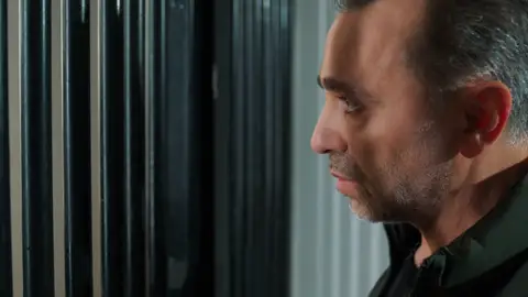 Cihan se entrega por Serhat y acaba en el calabozo: ¿protege a su hermano o tiene un plan oculto? Cihan se entrega por Serhat y acaba en el calabozo: ¿protege a su hermano o tiene un plan oculto?