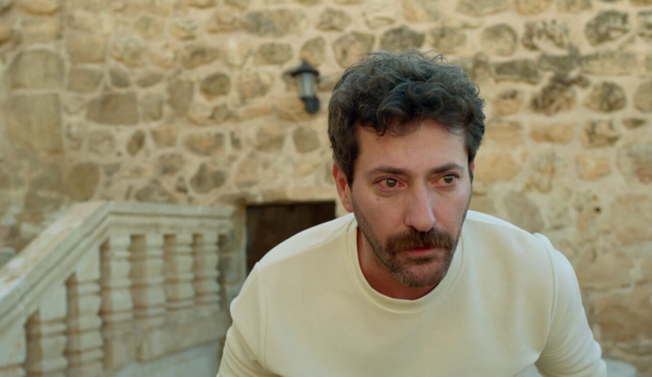 Boran logra ponerse en pie y salir de la habitaci&oacute;n, pero su estado le juega una mala pasada