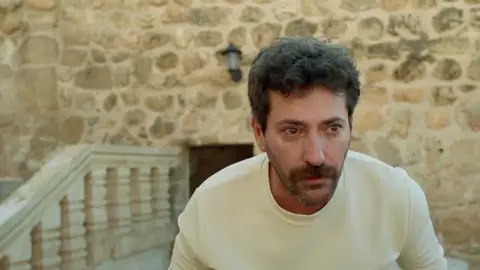 Boran logra ponerse en pie y salir de la habitación, pero su estado le juega una mala pasada Boran logra ponerse en pie y salir de la habitación, pero su estado le juega una mala pasada
