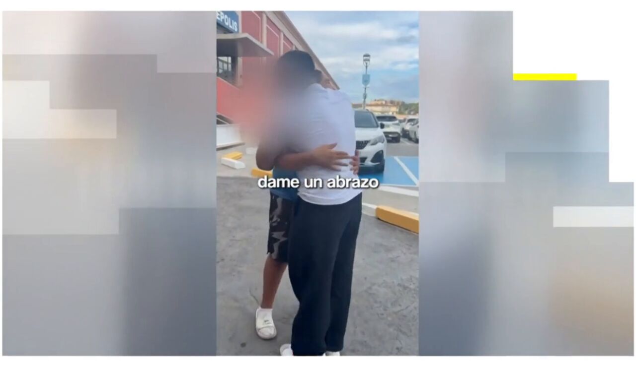 Un creador de contenido cambia la vida a un menor que vend&iacute;a botellas de agua en Alicante: "&iexcl;Dios! &iexcl;Muchas gracias!"