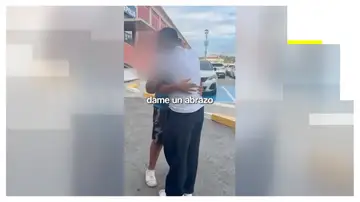 Un creador de contenido cambia la vida a un menor que vendía botellas de agua en Alicante: "¡Dios! ¡Muchas gracias!" Un creador de contenido cambia la vida a un menor que vendía botellas de agua en Alicante: "¡Dios! ¡Muchas gracias!"