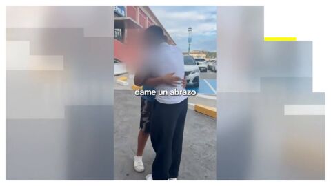 Un creador de contenido cambia la vida a un menor que vend&iacute;a botellas de agua en Alicante: "&iexcl;Dios! &iexcl;Muchas gracias!"