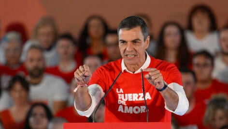 El presidente del Gobierno, Pedro S&aacute;nchez, participa en un acto de precampa&ntilde;a electoral en Gij&oacute;n