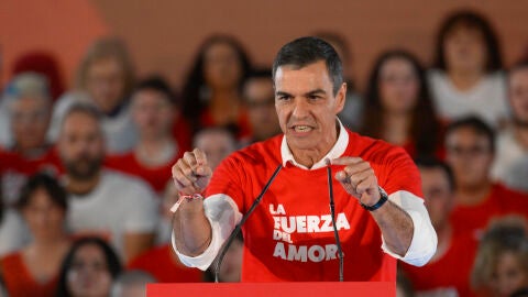 El presidente del Gobierno, Pedro S&aacute;nchez, participa en un acto de precampa&ntilde;a electoral en Gij&oacute;n
