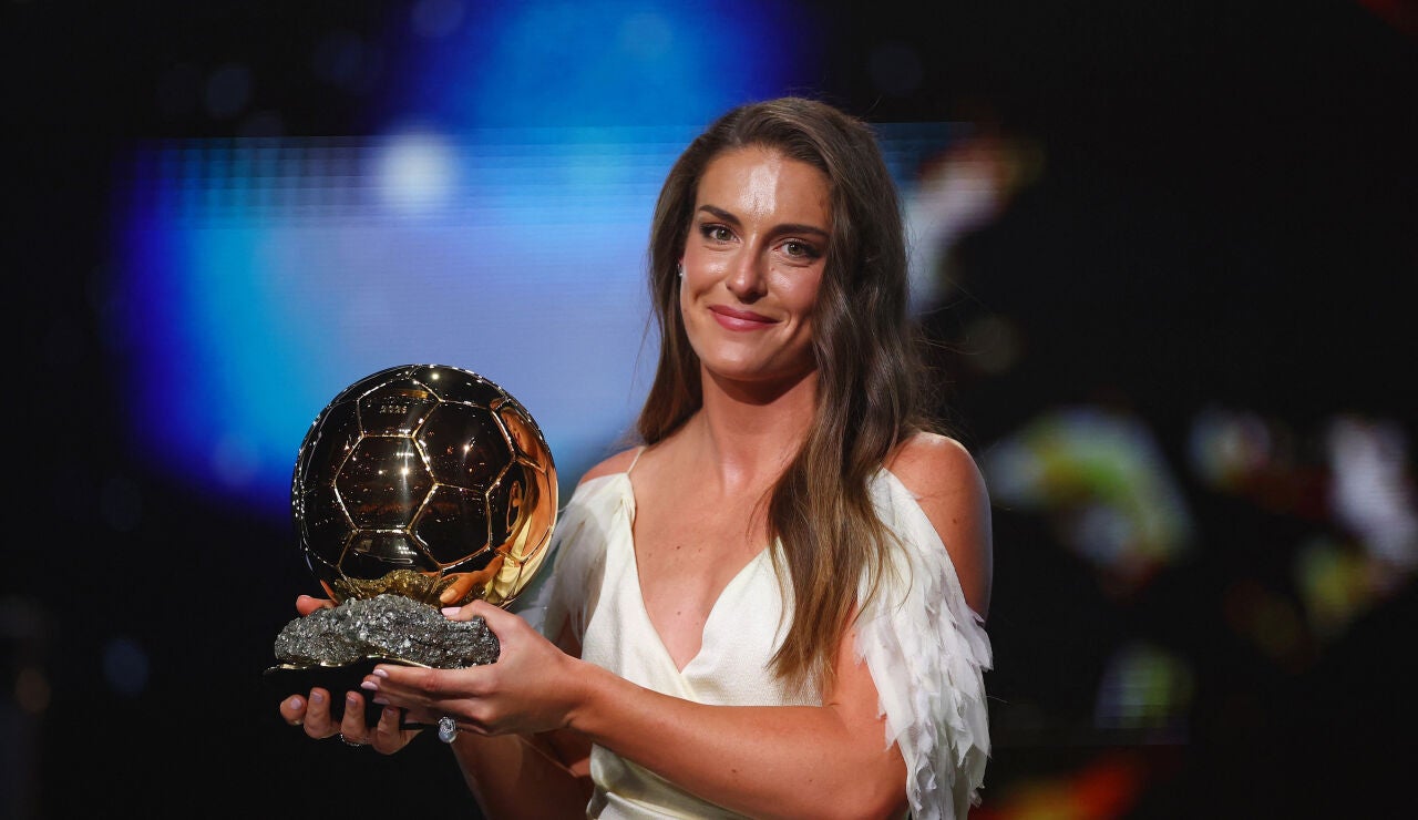 Alexia Putellas posa con el trofeo del Bal&oacute;n de Oro, el tercero de su carrera