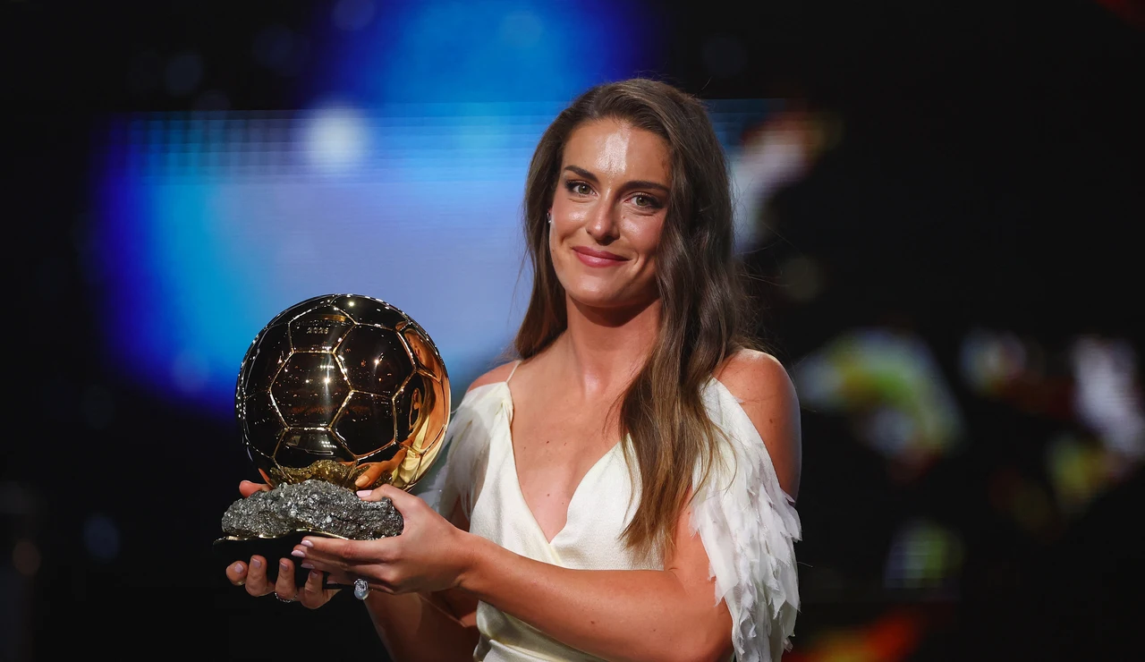 Alexia Putellas posa con el trofeo del Balón de Oro, el tercero de su carrera