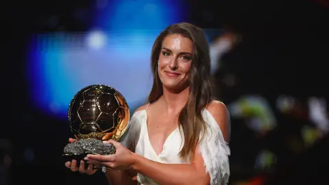 Alexia Putellas posa con el trofeo del Balón de Oro, el tercero de su carrera Alexia Putellas posa con el trofeo del Balón de Oro, el tercero de su carrera