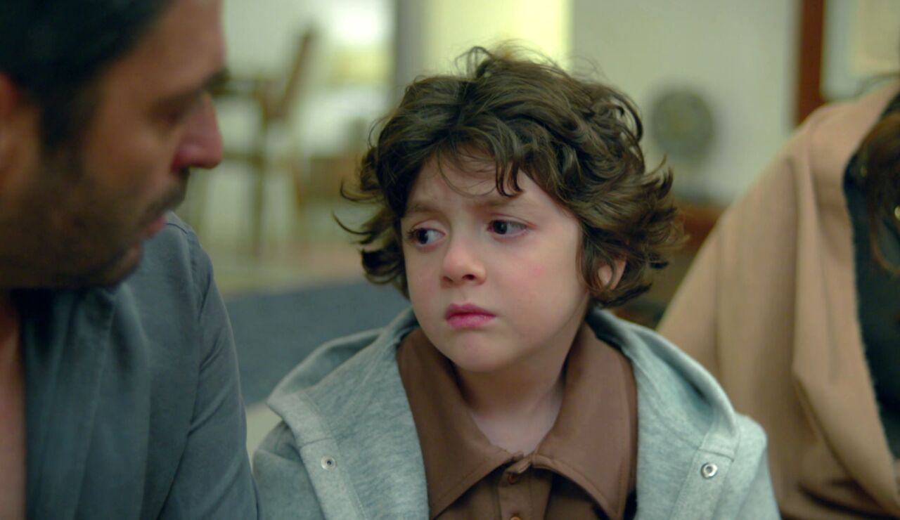 Cihan no puede celebrar su aniversario con Alya y acaba pagando su frustraci&oacute;n con su hijo