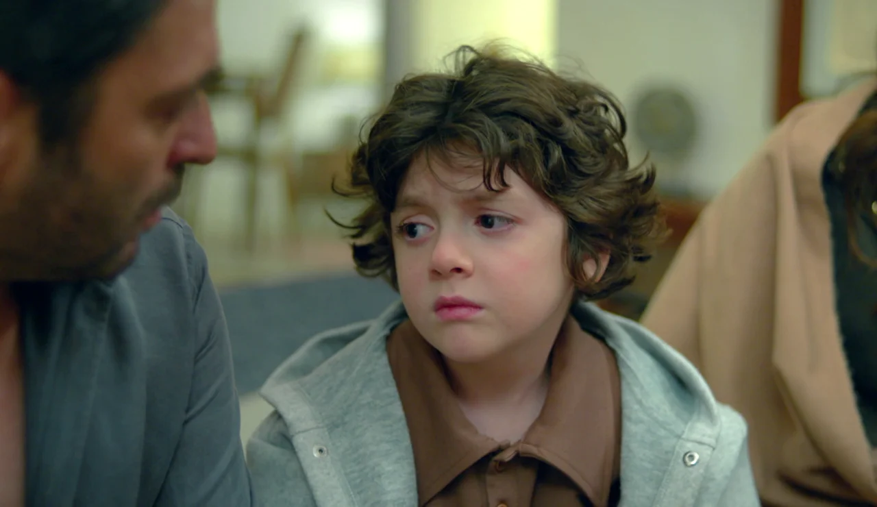 Cihan no puede celebrar su aniversario con Alya y acaba pagando su frustración con su hijo