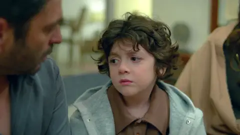 Cihan no puede celebrar su aniversario con Alya y acaba pagando su frustración con su hijo Cihan no puede celebrar su aniversario con Alya y acaba pagando su frustración con su hijo