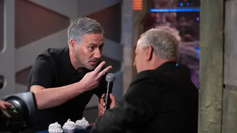 José Mourinho se pica con Jorge Salvador: Carlos Latre siembra la polémica en El Hormiguero José Mourinho se pica con Jorge Salvador: Carlos Latre siembra la polémica en El Hormiguero