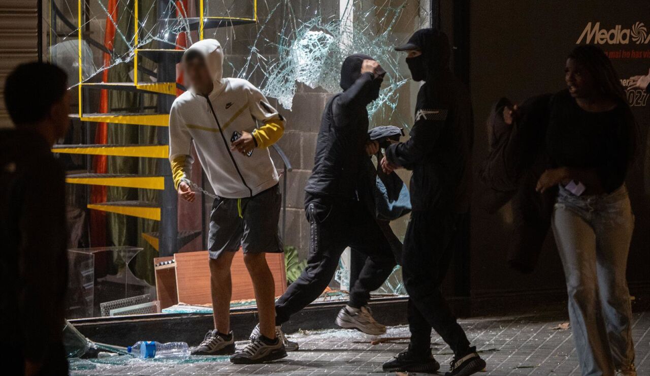 S&aacute;nchez ve "puro vandalismo" en los disturbios de Barcelona y promete "cero tolerancia" con los violentos