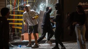 S&aacute;nchez ve "puro vandalismo" en los disturbios de Barcelona y promete "cero tolerancia" con los violentos