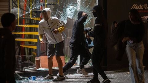 S&aacute;nchez ve "puro vandalismo" en los disturbios de Barcelona y promete "cero tolerancia" con los violentos