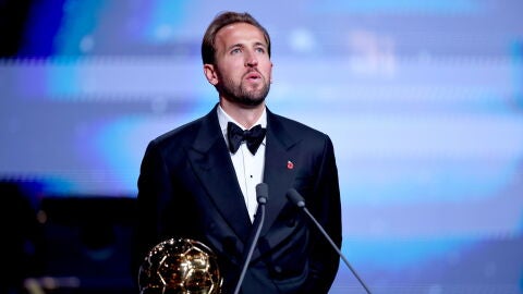 Harry Kane posa con el trofeo del Bal&oacute;n de Oro 2026