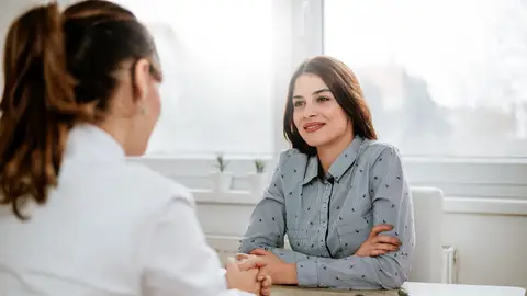Mujer hablando con su médico Mujer hablando con su médico