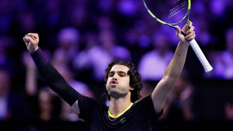 Alcaraz celebra su victoria ante Nikoloz Basilashvili en Viena