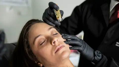 Mujer recibiendo un tratamiento cosmético para la piel en una clínica Mujer recibiendo un tratamiento cosmético para la piel en una clínica