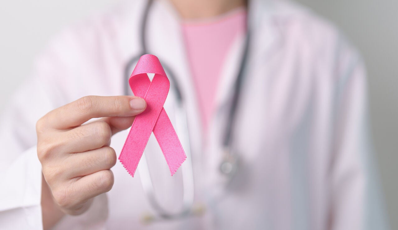 Doctora con lazo rosa