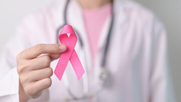 Doctora con lazo rosa