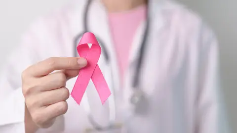 Doctora con lazo rosa Doctora con lazo rosa