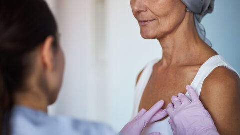 Mujer sometida a examen de mama durante el tratamiento del cáncer
