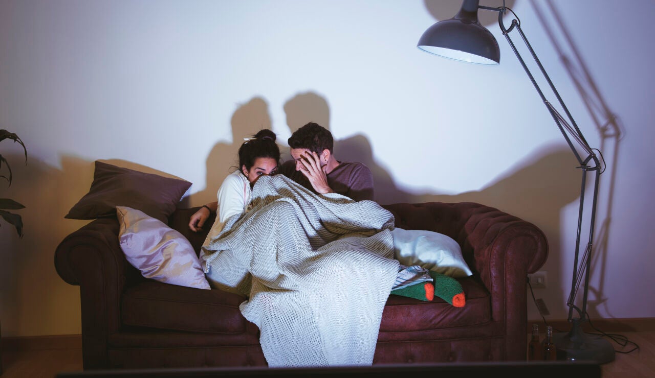 Pareja viendo una pel&iacute;cula de miedo