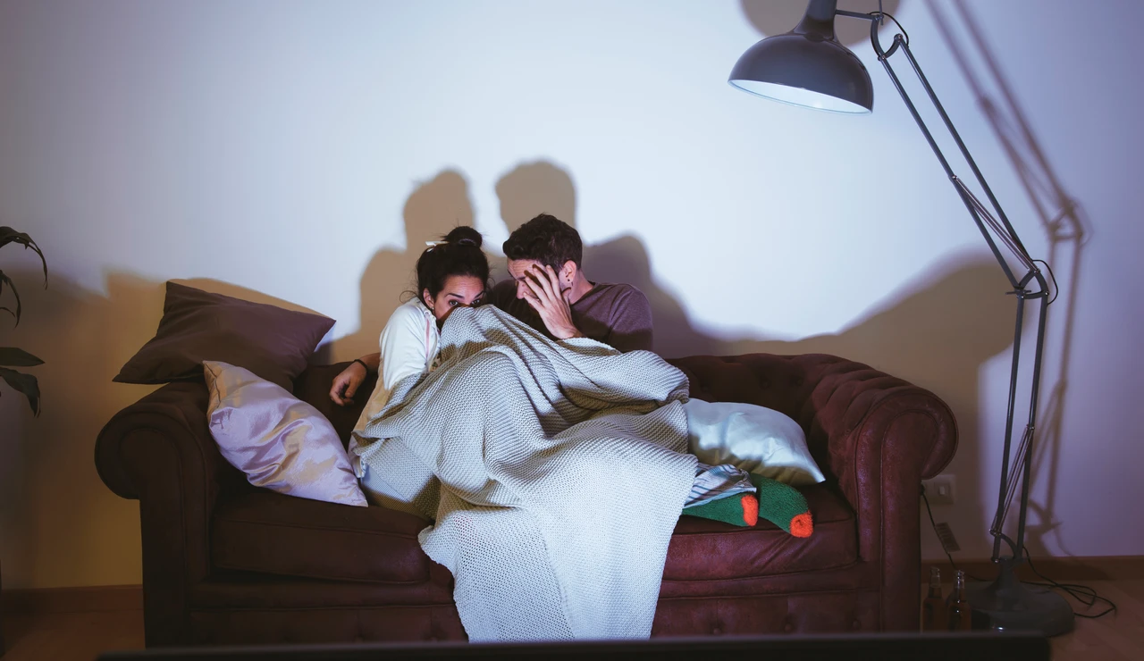 Pareja viendo una película de miedo