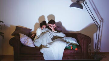 Pareja viendo una pel&iacute;cula de miedo