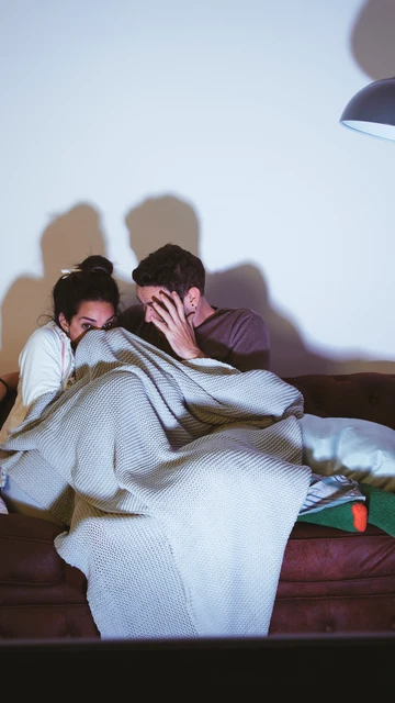 Pareja viendo una película de miedo Pareja viendo una película de miedo