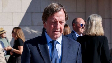 Curro V&aacute;zquez en el funeral de su hermano Antonio