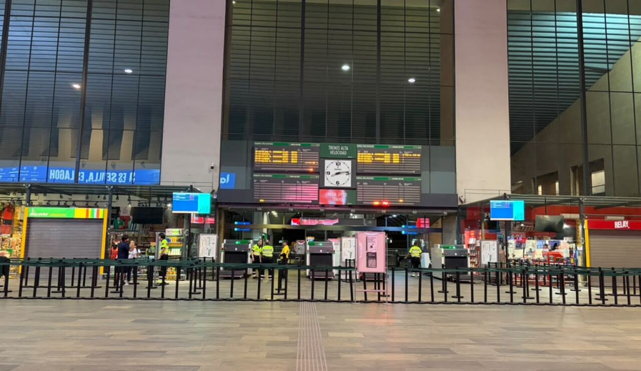 Imagen de la estaci&oacute;n vac&iacute;a de Santa Justa tras el corte del servicio ferroviario.