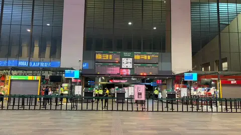 Imagen de la estación vacía de Santa Justa tras el corte del servicio ferroviario. Imagen de la estación vacía de Santa Justa tras el corte del servicio ferroviario.