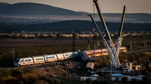 Las labores en Urda se intensifican tras una noche en la que han trabajado más de 500 personas Varias grúas trabajan en la zona del accidente ferroviario en Urda, a 29 de octubre de 2026, en Urda, Toledo, Castilla-La Mancha (España). Las primeras horas del día están sirviendo en el entorno de la antigua estación de Urda para intensificar los trabajos de retirada de los coches de los trenes que hace casi 24 horas colisionaban por alcance en la antigua estación de Urda dejando un saldo, por el momento y según las cifras oficiales, de 68 muertos y más de un centenar de heridos repartidos ...