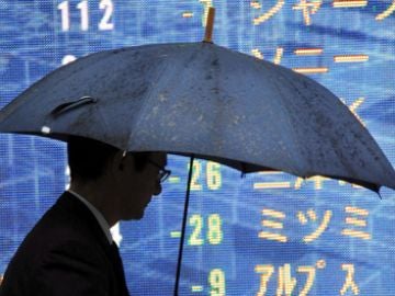 Monitor que muestra el índice Nikkei