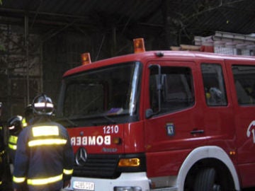 Bomberos en el lugar de un incendio Bomberos en el lugar de un incendio