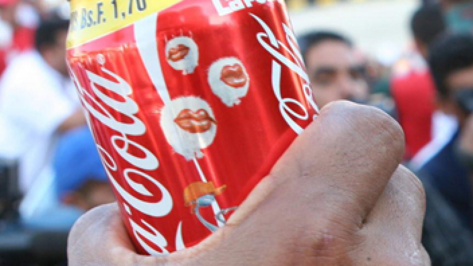 Ch&aacute;vez echa a Coca-Cola de Caracas