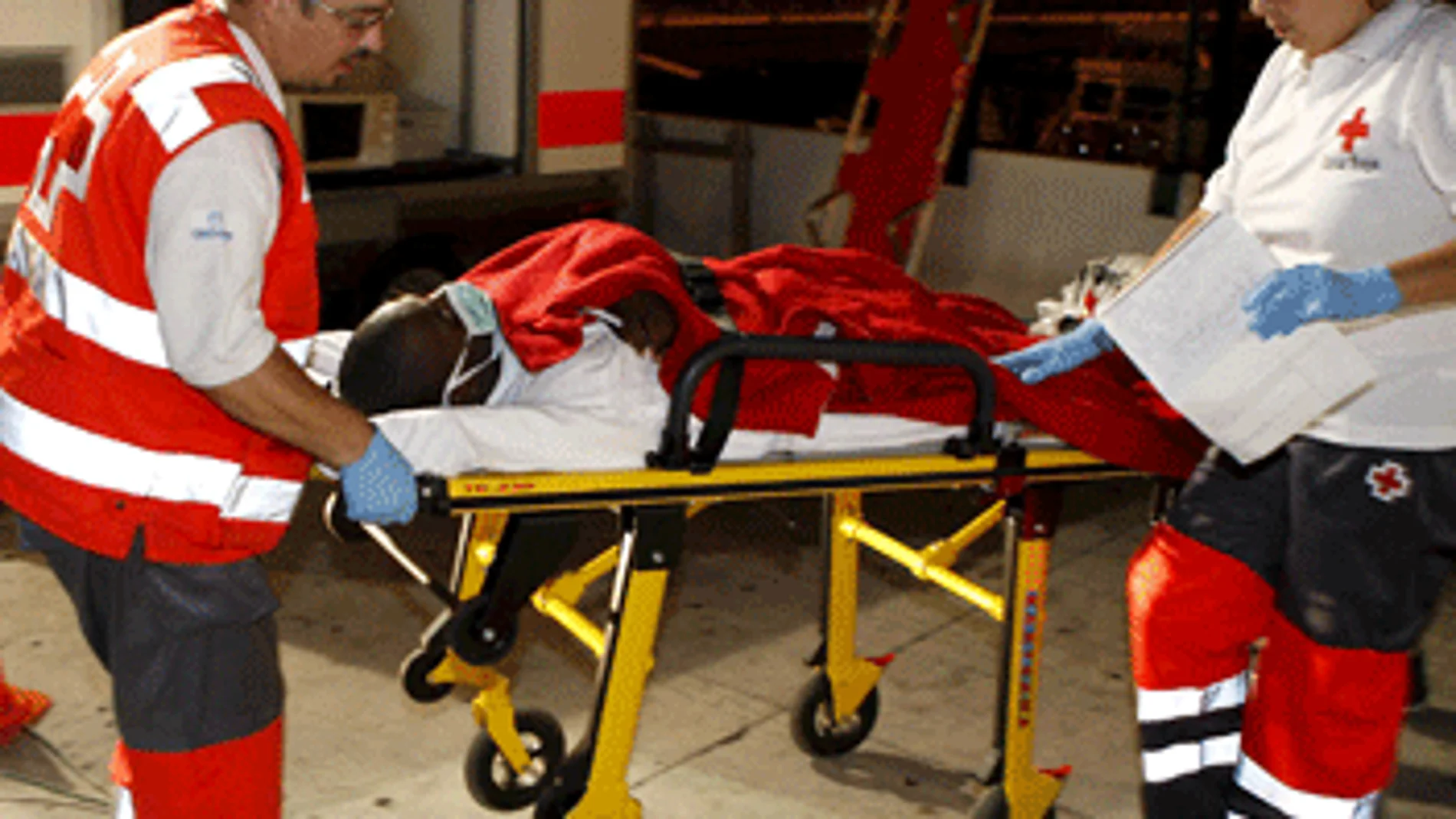 Un inmigrante recibe asistencia médica Un inmigrante recibe asistencia médica