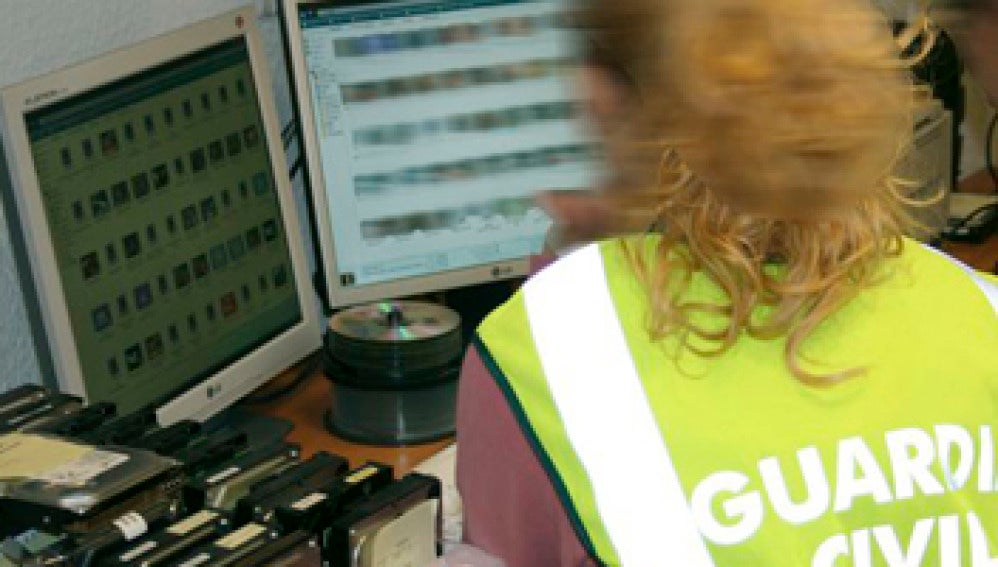 La Guardia Civil revisa un ordenador
