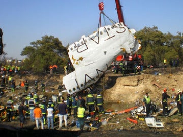 Imagen de los restos del avión de Spanair tomada el 20 de agosto de 2008