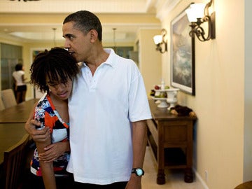 Obama abraza a su hija mayor