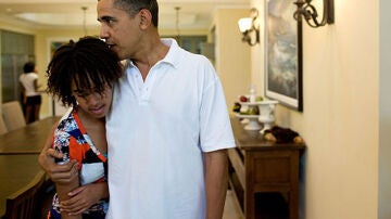 Obama abraza a su hija mayor