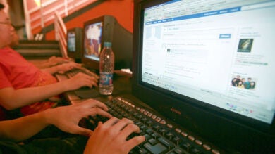 Condenan a tres años de cárcel a un egipcio por insultar al islam en Facebook