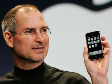Jobs usa su iPhone para contestar a un usuario Jobs usa su iPhone para contestar a un usuario