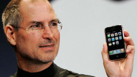 Jobs usa su iPhone para contestar a un usuario