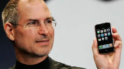 Jobs usa su iPhone para contestar a un usuario Jobs usa su iPhone para contestar a un usuario