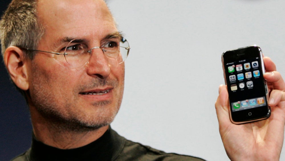 Steve Jobs con un iPhone