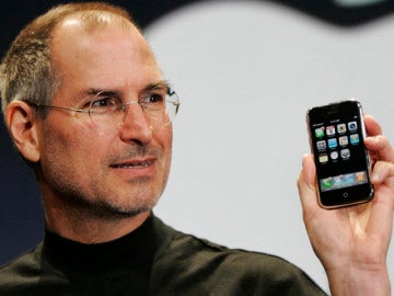 Steve Jobs con un iPhone