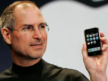 Steve Jobs con un iPhone Steve Jobs con un iPhone