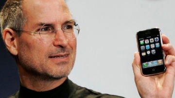 Steve Jobs con un iPhone